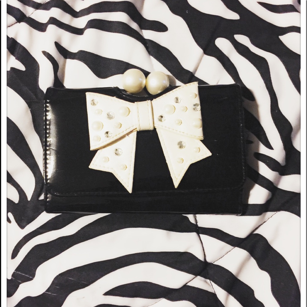 Claire’s Bow Wallet